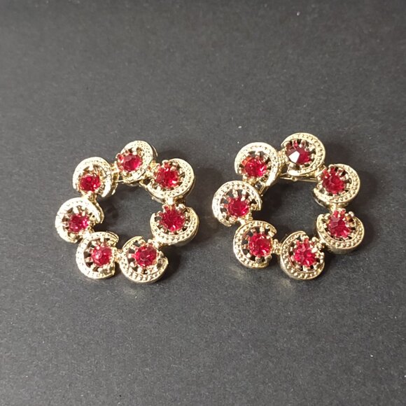 Set Of 2 Round Gold Tone Metal With Red Glass Brooches - Picture 1 of 7